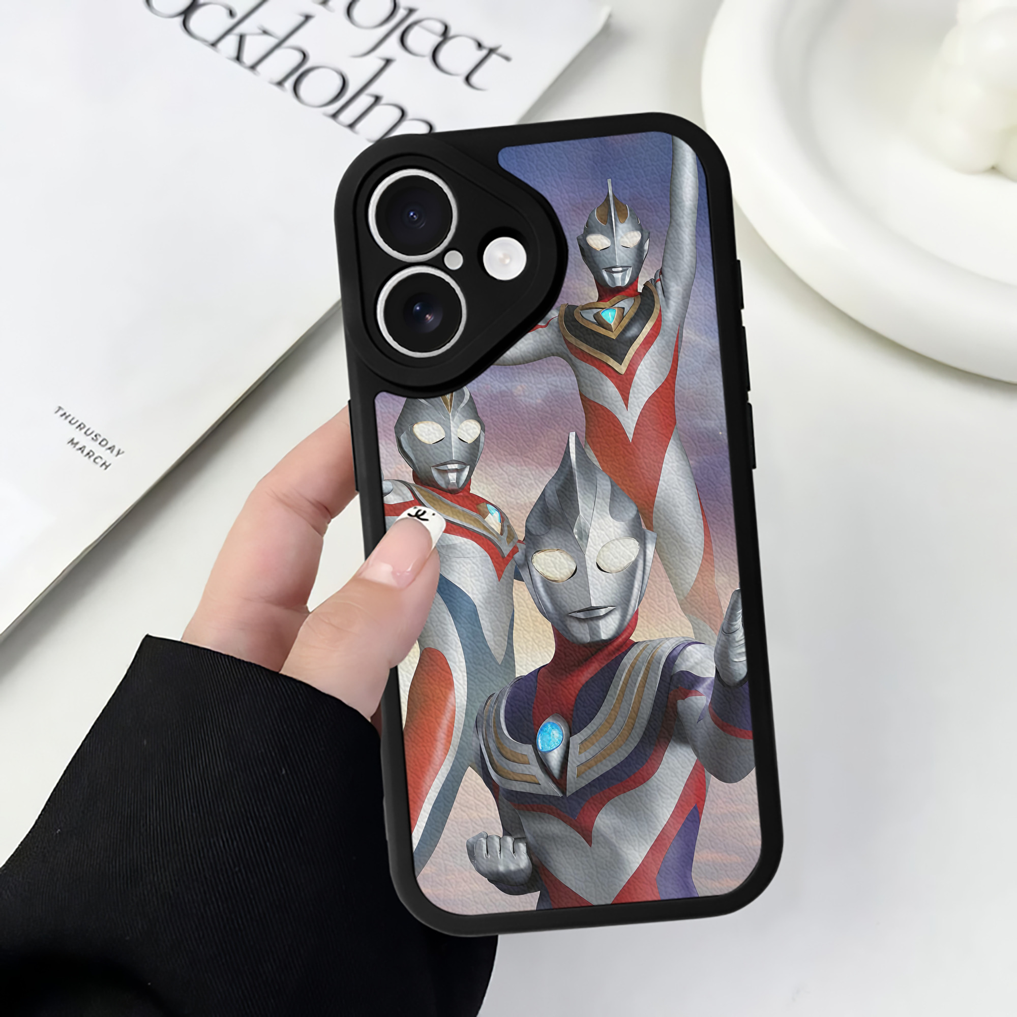 （画像用） ウルトラマン Ultraman 【iPhone 16シリーズ対応】シリコンスマホケース（レザー調） 材質：シリコン